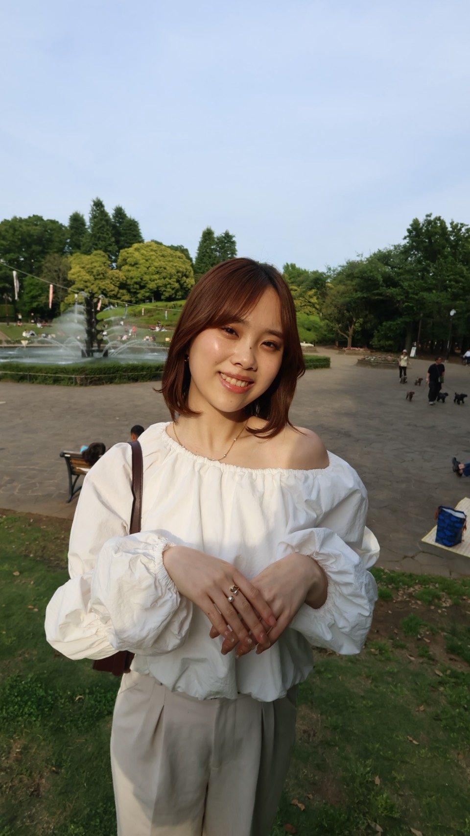 現在のさき。公園で微笑む写真